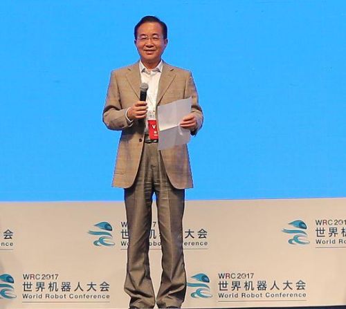 陆建华，中国科学院院士。在2017世界机器人大会闭幕式上参与发布机器人团体标准。