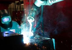 雇佣焊接机器人是否是技术工人的凶兆？